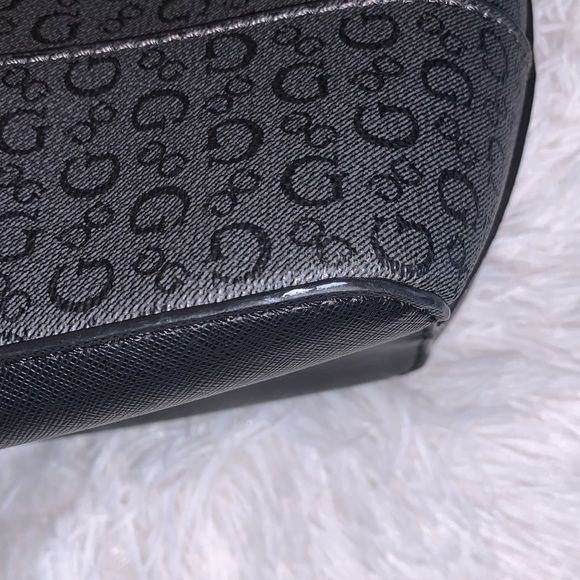 ⭐️BLACK GUESS PURSE AND WRISTLET BUNDLE - Picture 7 of 16